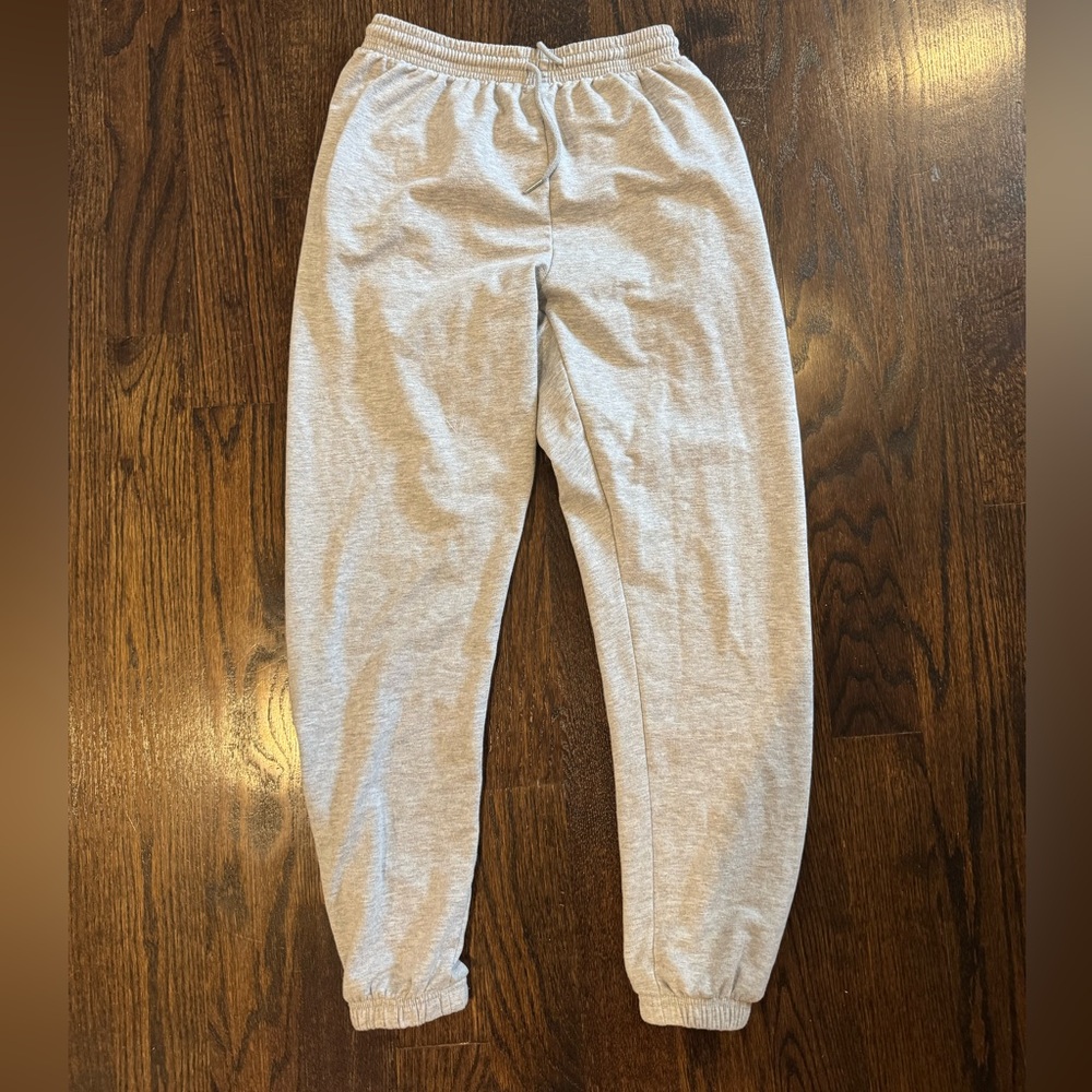 Size small random brand idk it, grey sweatpants.